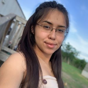 Meet your Posher, Larissa